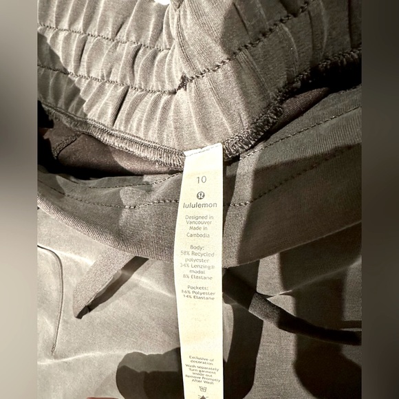 Size 10 LULULEMON crops! - Picture 2 of 7